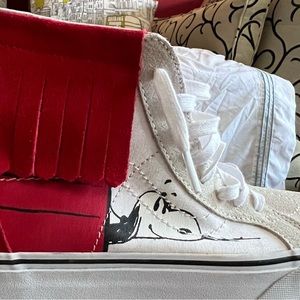 Vans X Peanuts Snoopy Doghouse High Top Sneakers Women’s 8.- never worn